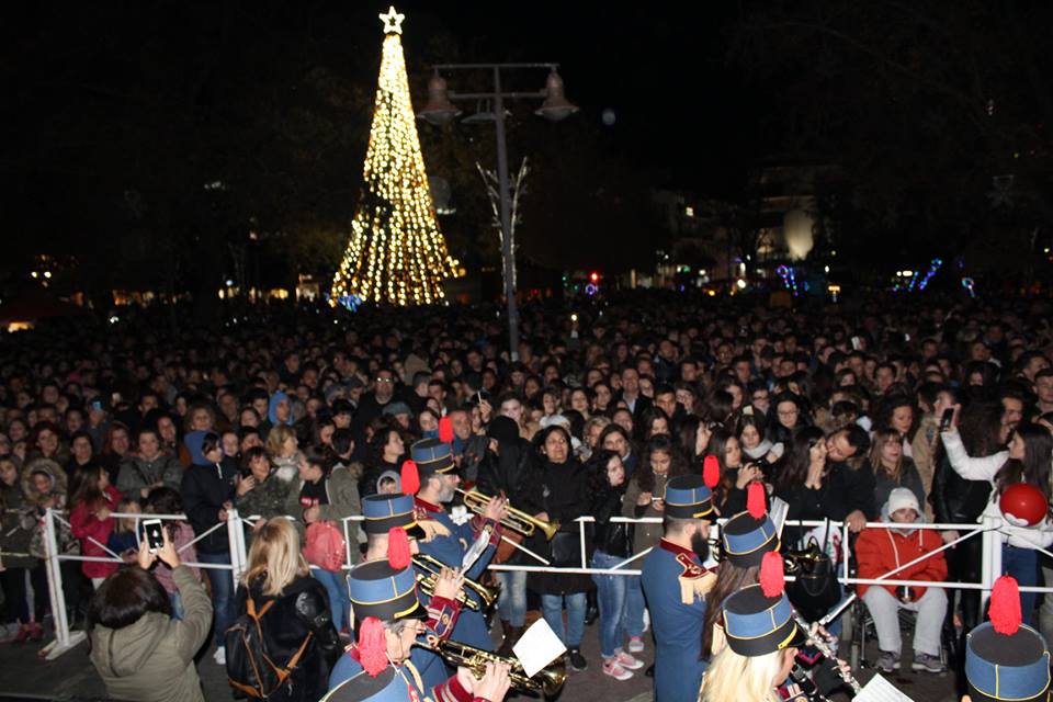 Πολύς κόσμος στο άναμμα του δέντρου στη Λάρισα με τη Μελίνα Ασλανίδου (Εικόνες)