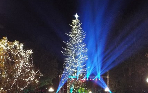 Ανάβουν τα φώτα στο Χριστουγεννιάτικο δένδρο στον Πέρα Μαχαλά