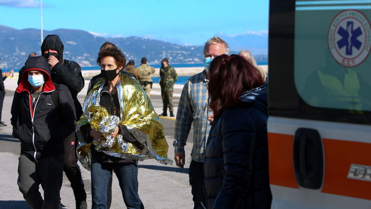Eλασσονίτης οδηγός φορτηγού στο φλεγόμενο πλοίο στην Κέρκυρα:  Άρχισαν να το "πνίγουν" οι  καπνοί