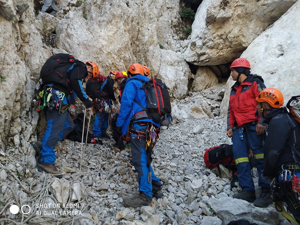 H 8η ΕΜΑΚ στην επιχείρηση ανάσυρσης νεκρού ορειβάτη στα Γιάννενα (Eικόνες)
