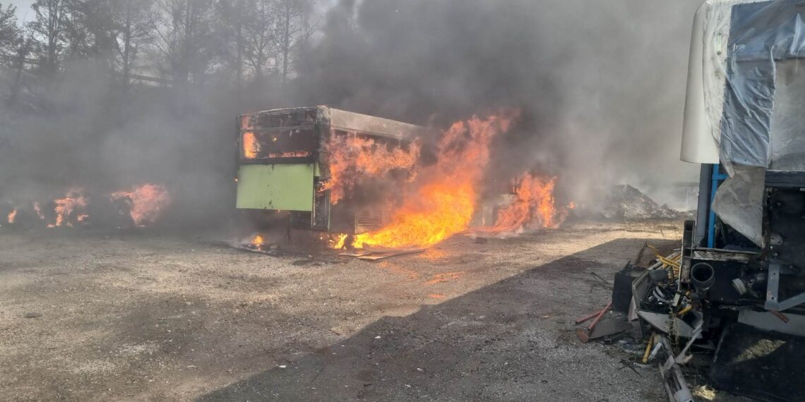 Λάρισα: Φωτιά στον κόμβο Πλατυκάμπου - Kάηκαν σταθμευμένα λεωφορεία