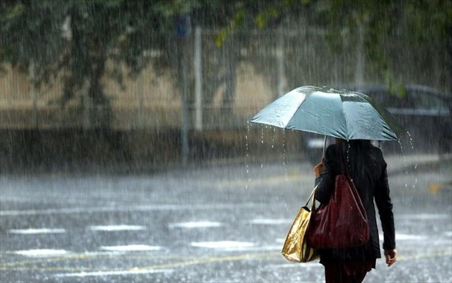 Χειμωνιάτικο το σκηνικό του καιρού με βροχές και καταιγίδες στη Θεσσαλία 