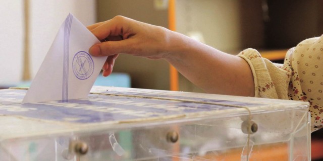 Tύρναβος: Γυναίκα έβαλε στο φάκελο με το ψηφοδέλτιο και ένα...δεκάευρω