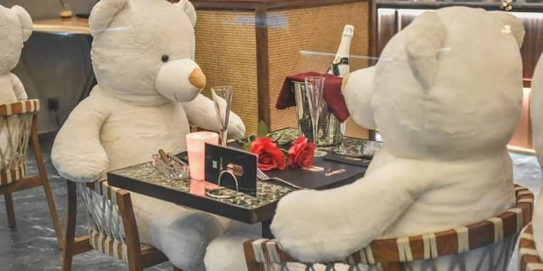 Cafe στο κέντρο της Καρδίτσας έβαλε στη θέση των πελατών λούτρινους αρκούδους  