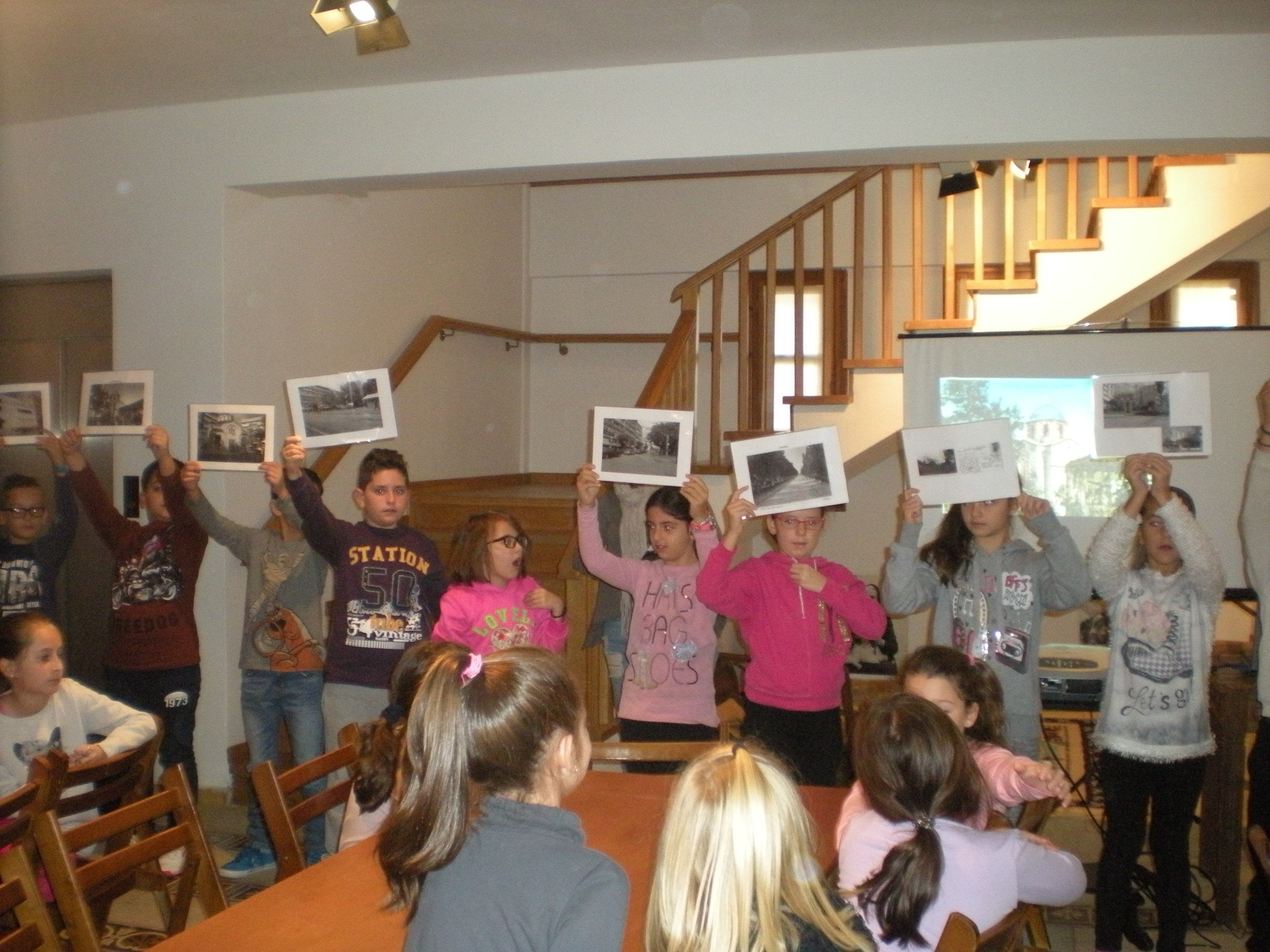 Mαθητές στο Λαογραφικό Μουσείο Λάρισας 
