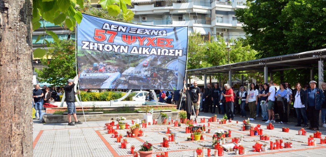 Λάρισα - "Δεν Ξεχνώ": Πορεία συγγενών των θυμάτων του δυστυχήματος στα Τέμπη