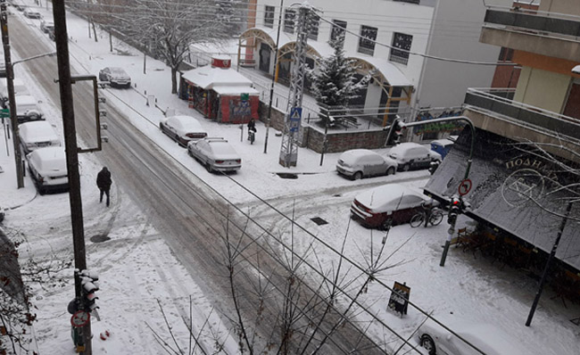 Σφοδρή χιονόπτωση στη Λάρισα - Διακόπηκαν τα δρομολόγια του ΚΤΕΛ