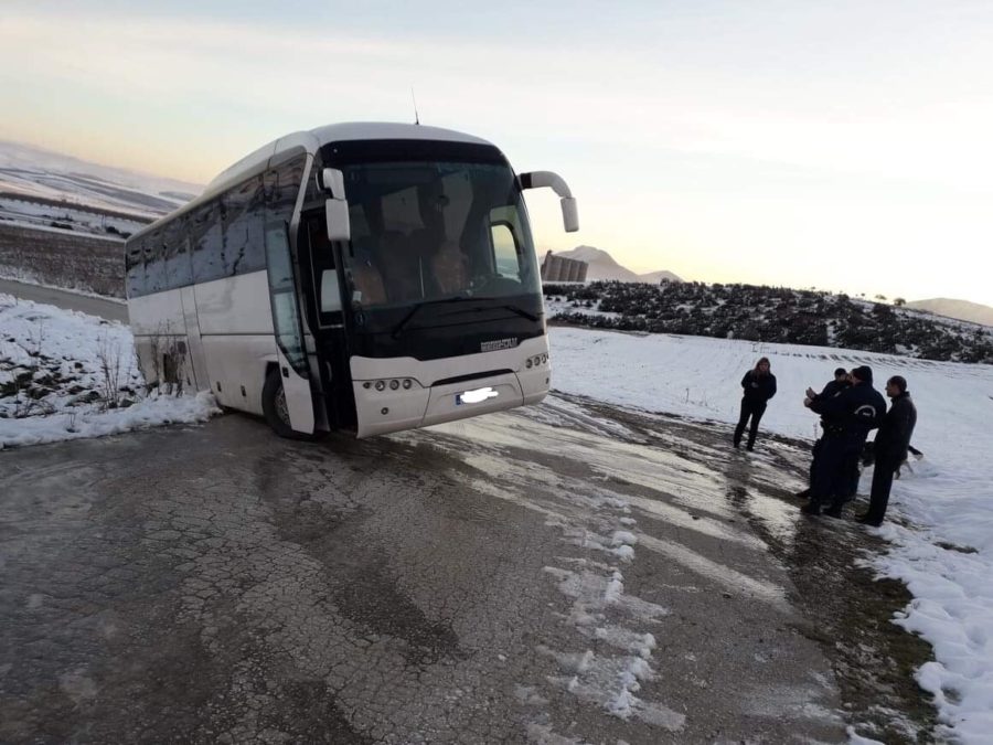 Φάρσαλα: Εκτός δρόμου λεωφορείο του ΚΤΕΛ με μαθητές 