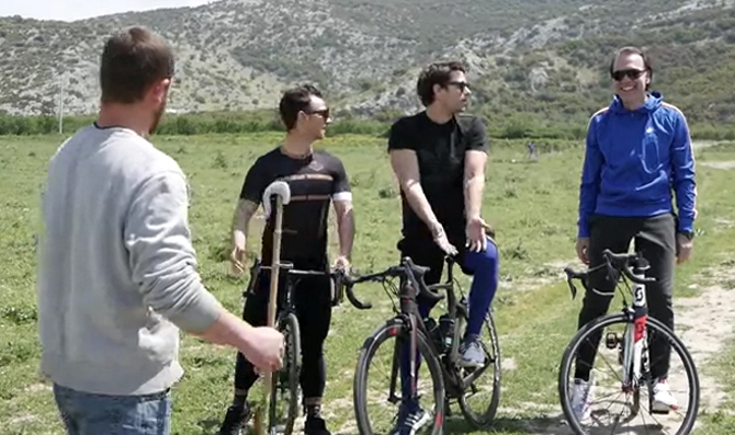 Ποδηλατάδα στη Λίμνη Κάρλα με τους Αποστόλη Τότσικα και Χρήστο Βολικάκη (Βίντεο)