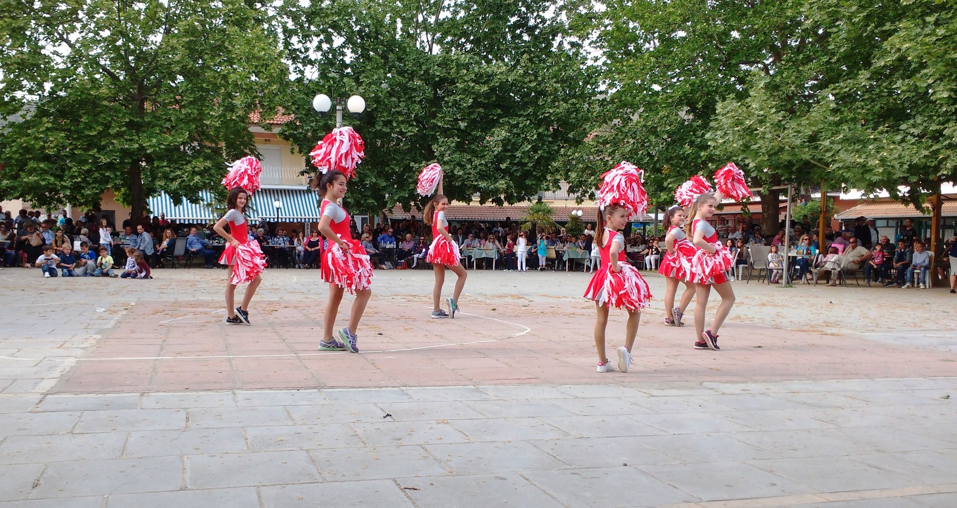 Οι μαζορέτες του Προμηθέα Λάρισας στο παιδικό φεστιβάλ χορού 