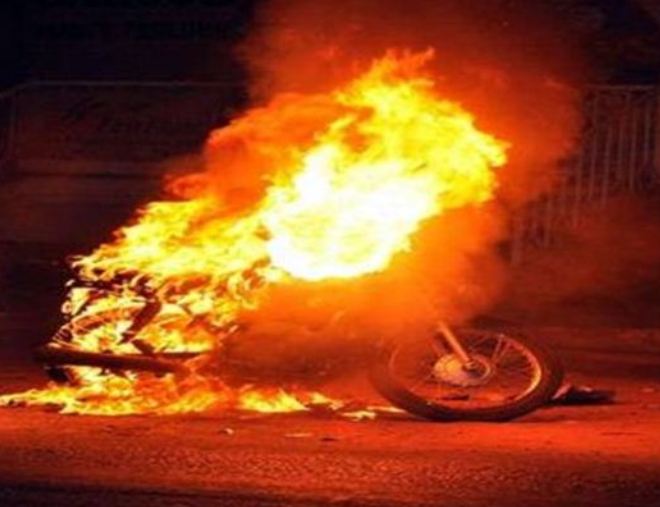 Άγνωστοι έκαψαν τρεις μοτοσικλέτες σε πιλοτή 