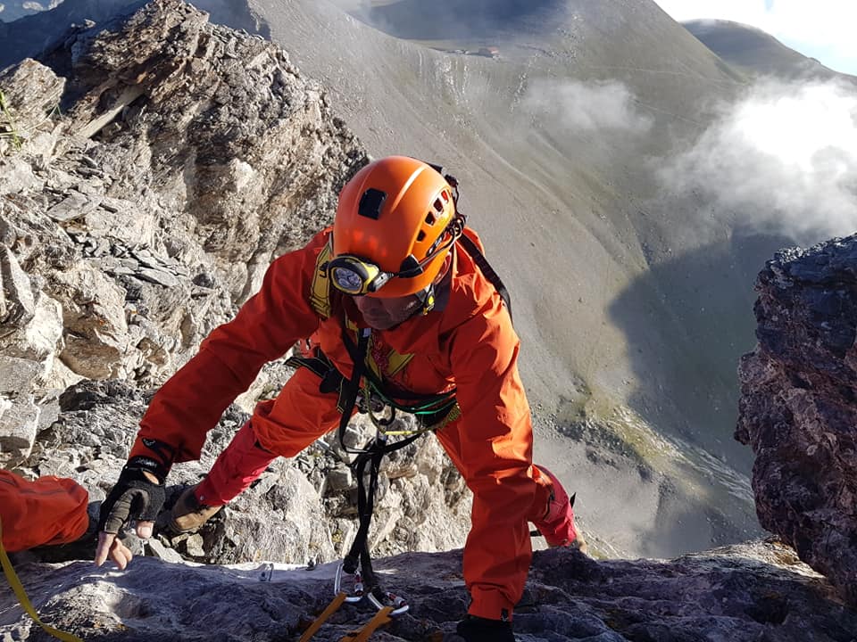 Eικόνες που κόβουν την ανάσα από την επιχείρηση διάσωσης ορειβατών στον Ολυμπο 