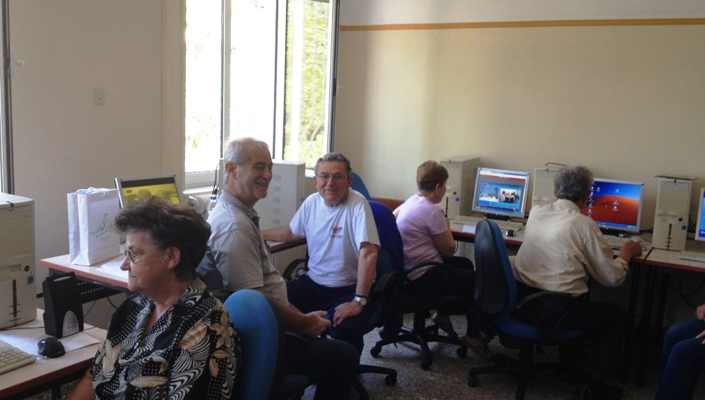 Η γιαγιά και ο παππούς ...μαθαίνουν το Internet στη Λάρισα - Μεγάλο το ενδιαφέρον 