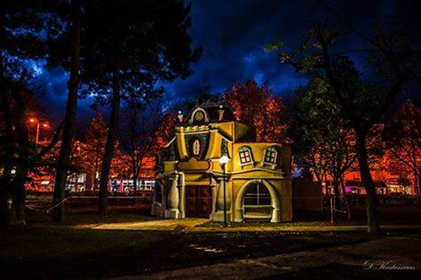 Σε γιορτινό κλίμα η πόλη της Λάρισας-Το Πάρκο των Ευχών τη νύχτα (Eικόνες)