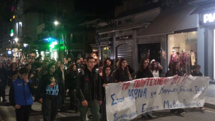 Με πορεία στους δρόμους της Λάρισας τιμήθηκε η εξέγερση του Πολυτεχνείου 