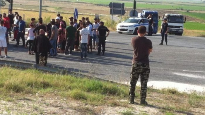 Πρόσφυγες διέκοψαν για δύο ώρες την κυκλοφορία στην εθνική οδό Λάρισας-Τρικάλων 