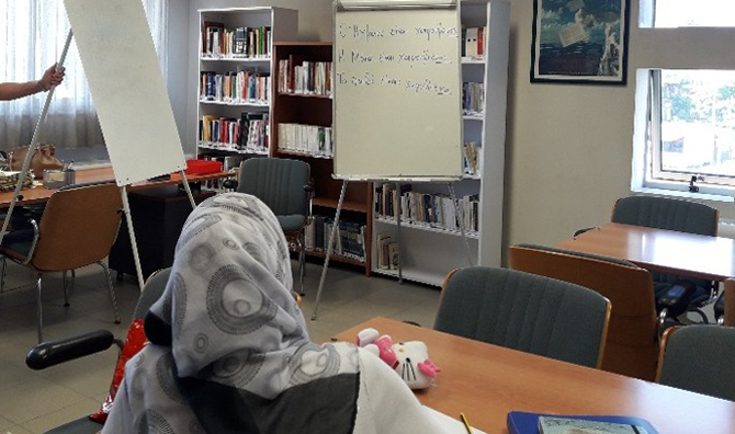 Η Mona από τη Συρία μαθαίνει Ελληνικά στη Λάρισα - Σε εξέλιξη το πρόγραμμα 