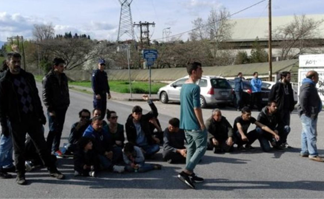 Πρόσφυγες απέκλεισαν την ε.ο. Λάρισας - Τρικάλων, στο Κουτσόχερο 