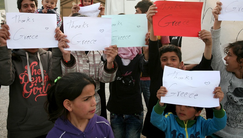 Με χειροκροτήματα και δώρα υποδέχθηκαν τα προσφυγόπουλα στο δημοτικό σχολείο της Τερψιθέας