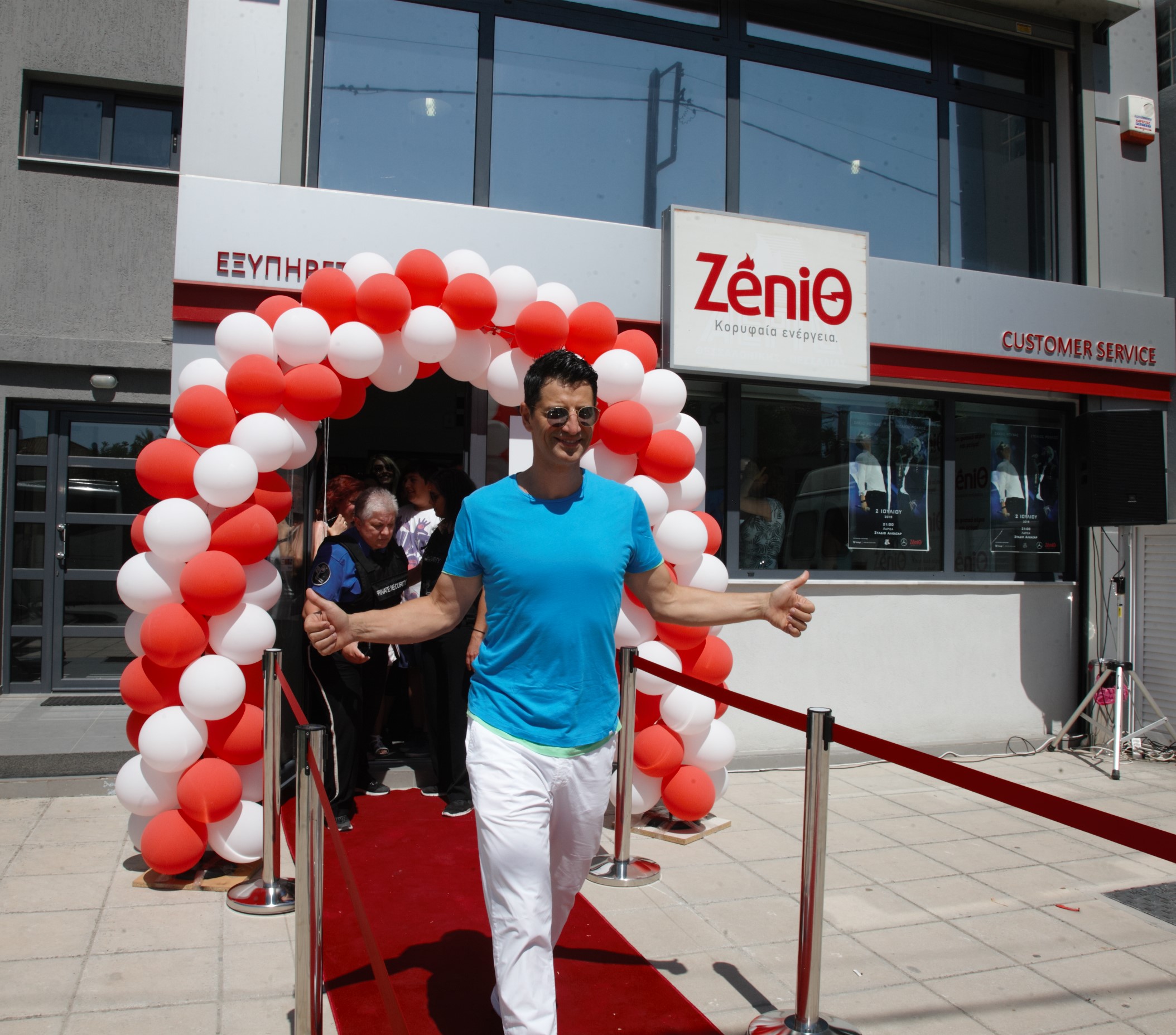 Ο Σάκης Ρουβάς βρέθηκε στο κατάστημα της ZeniΘ στη Λάρισα 