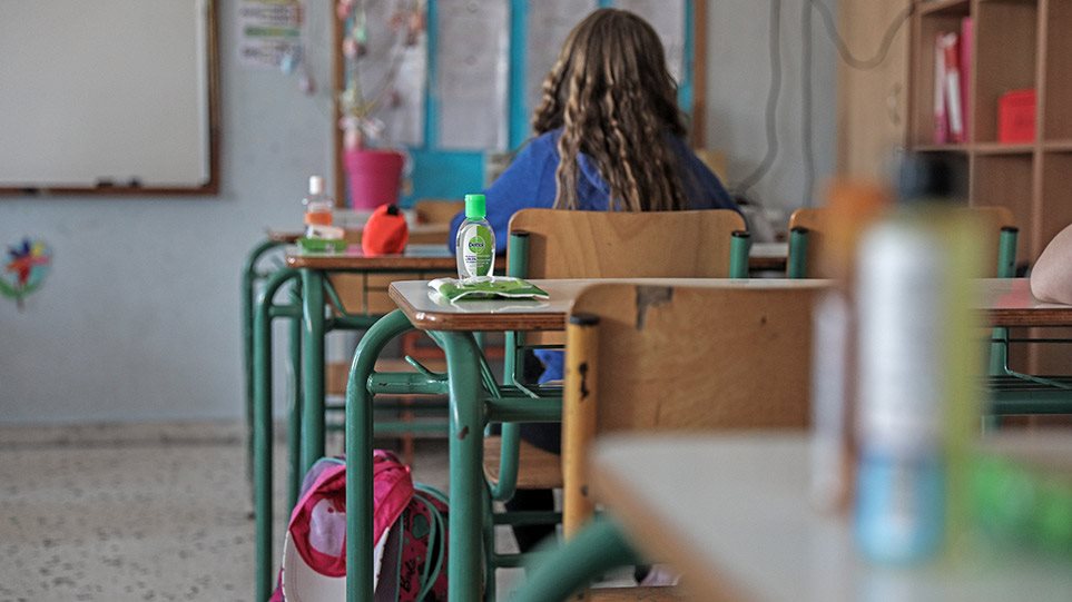 Ανησυχία για τα πολλά κρούσματα κορωνοϊού σε σχολεία του δήμου Τυρνάβου