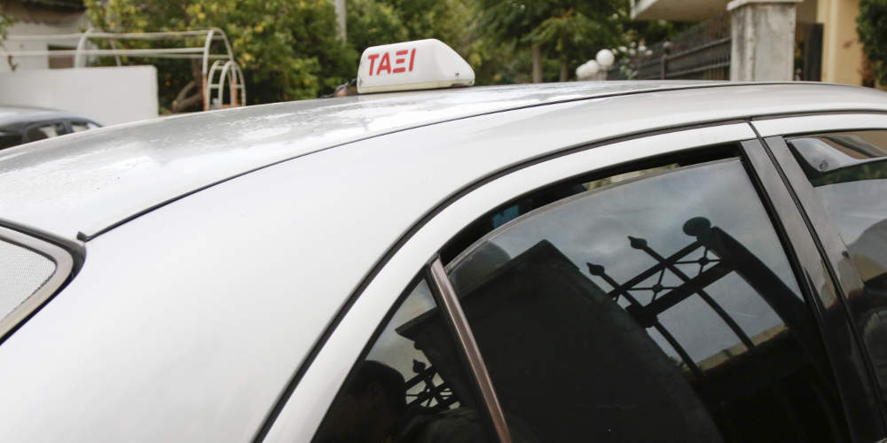 Λάρισα: Πρόστιμο για τη μάσκα, στο Αυτόφωρο για απείθια οδηγός ταξί 