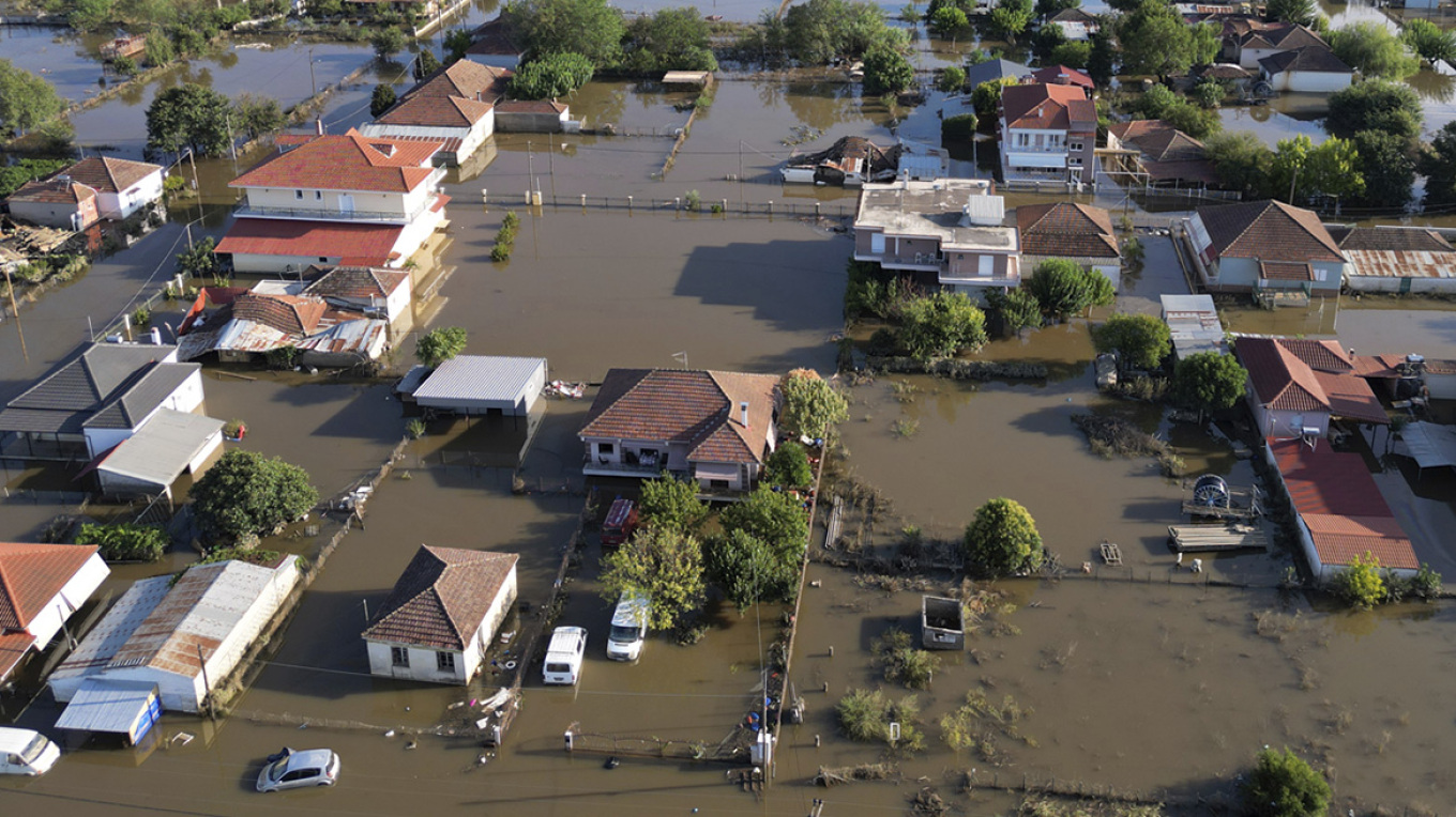 Θεσσαλία: Αγωνία για τη δημόσια υγεία στις πλημμυρισμένες περιοχές (βίντεο)