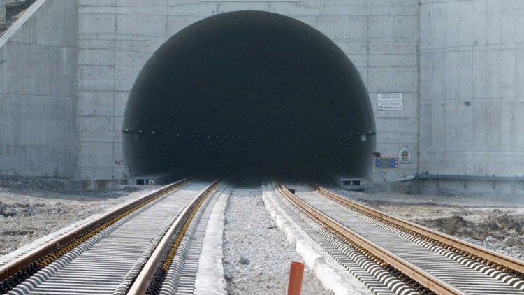 Προβλήματα ασφαλείας στα σιδηροδρομικά τούνελ των Τεμπών και αλλού