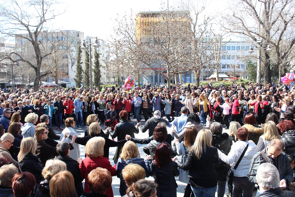Το τσικνίζει η Λάρισα - Γλέντι και χορός στην κεντρική πλατεία (Εικόνες)