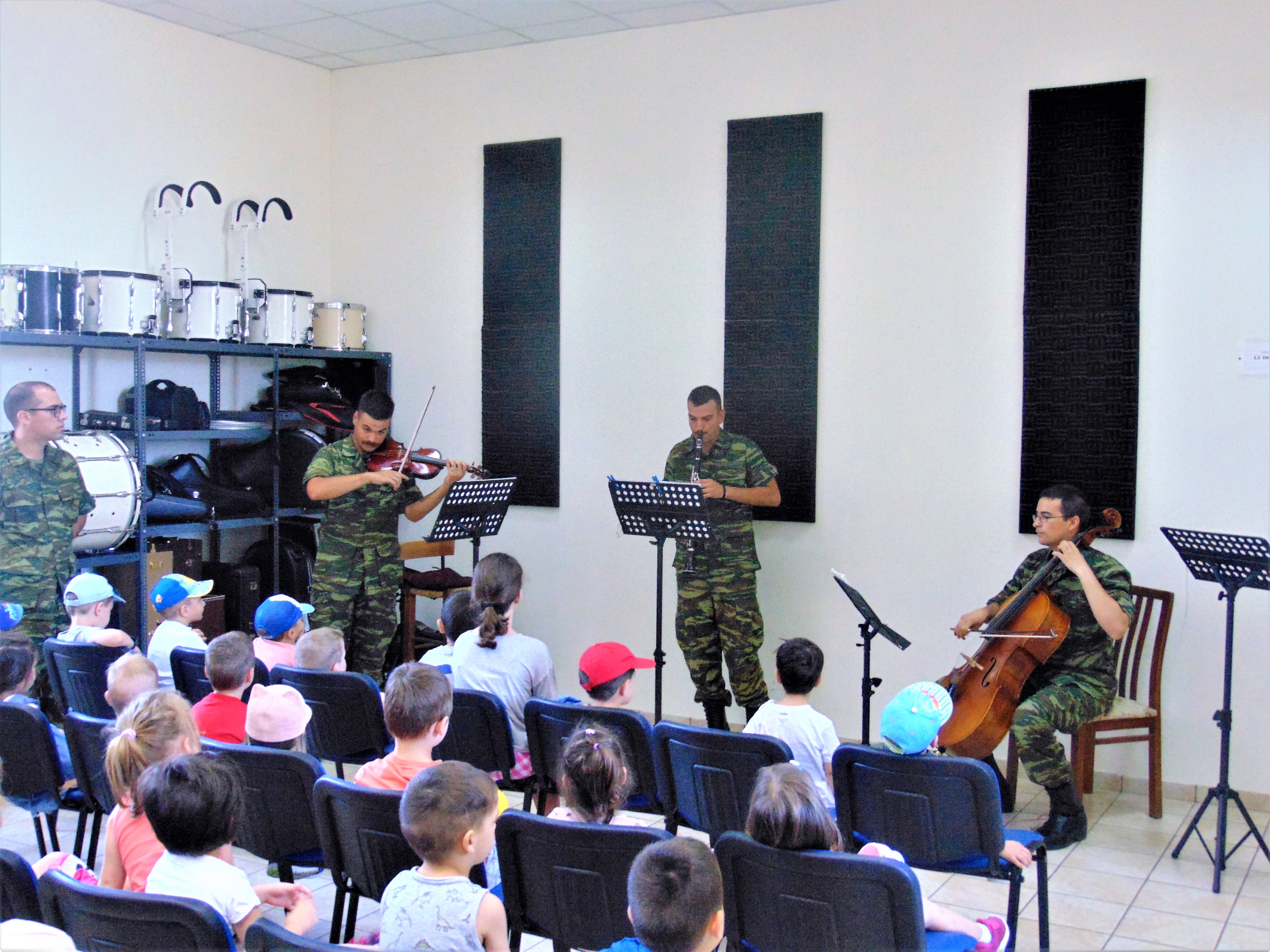 Tα νήπια στον Βρεφονηπιακό της 1ης Στρατιάς μαθαίνουν για τη μουσική 