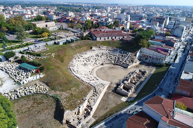 Μέσα στο 2022 οι κατεδαφίσεις κτιρίων μπροστά από το Αρχαίο Θέατρο Λάρισας