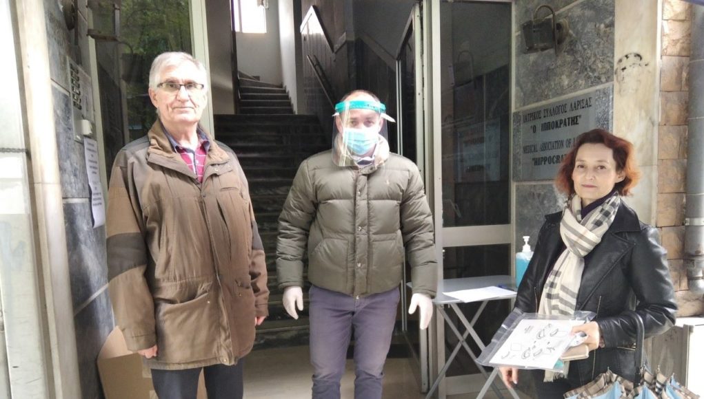 Ασπίδες προσώπου και χειρουργικές μάσκες μοίρασε ο Ιατρικός Σύλλογος Λάρισας