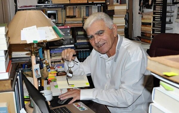 Πέθανε ο Λαρισαίος συγγραφέας, δημοσιογράφος και ποιητής Άγγελος Πετρουλάκης