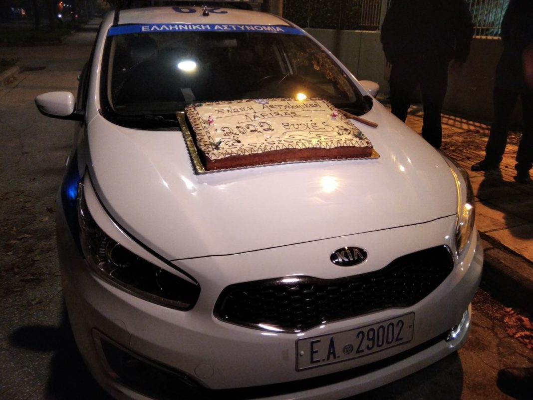 Έκοψαν πίτα σε περιπολικό οι Λαρισαίοι αστυνομικοί