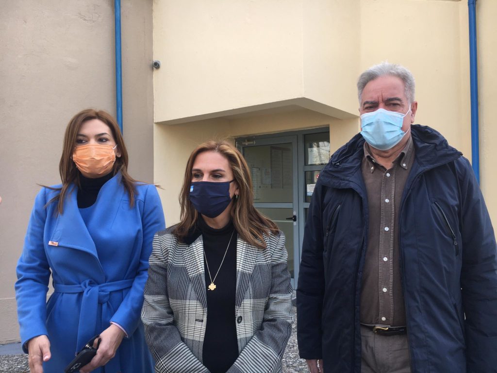 Κοντά στους σεισμοπαθείς σε Δαμάσι και Μεσοχώρι η υφυπουργός Υγείας Ζωή Ράπτη