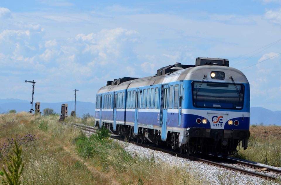 Λάρισα: Τρένο παρέσυρε ΙΧ σε διάβαση στην οδό Κάρλας - Νεκρός ο οδηγός 