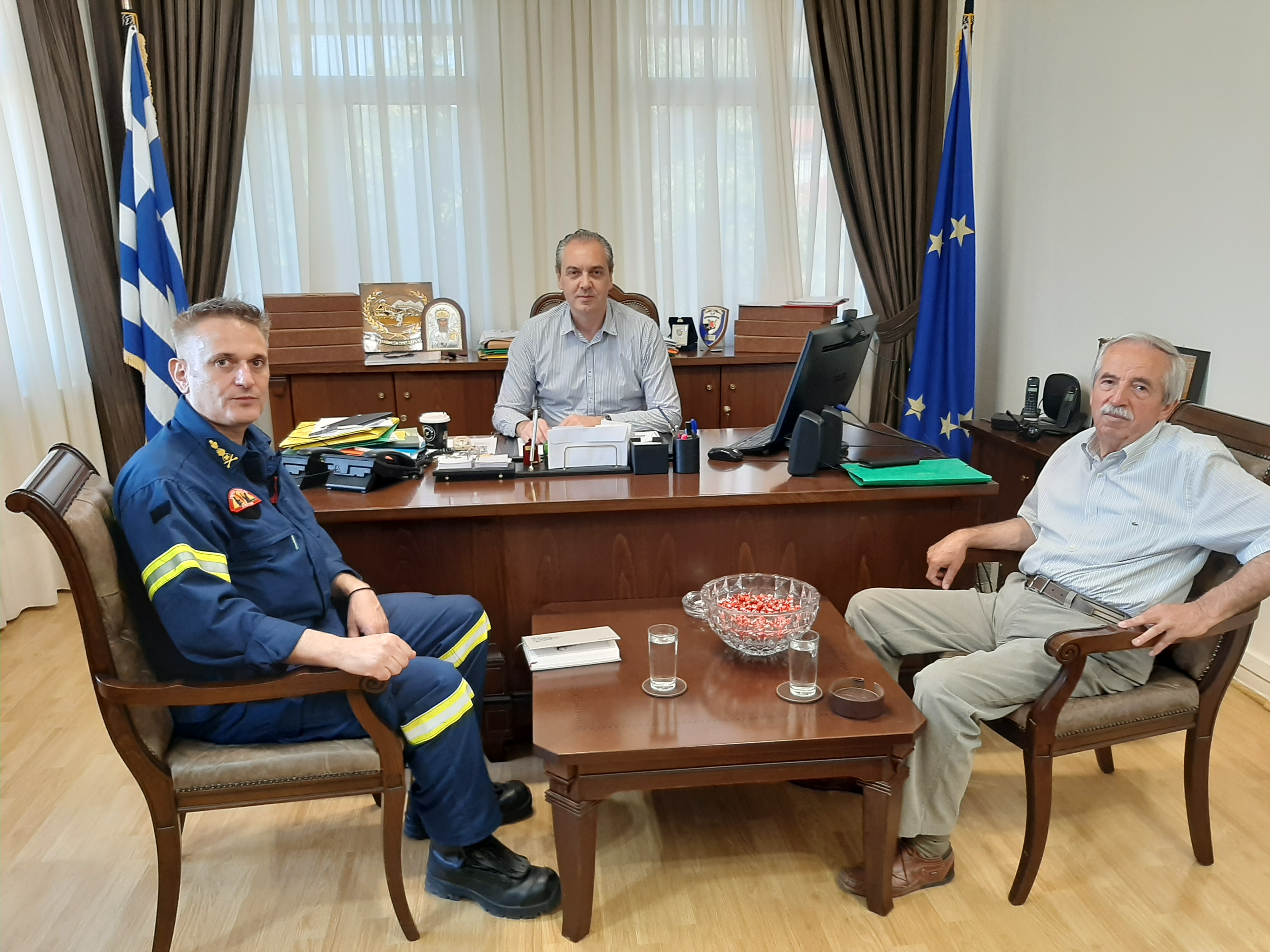 Ο νέος Διοικητής Πυροσβεστικής Υπηρεσίας στο Δήμαρχο Ελασσόνας