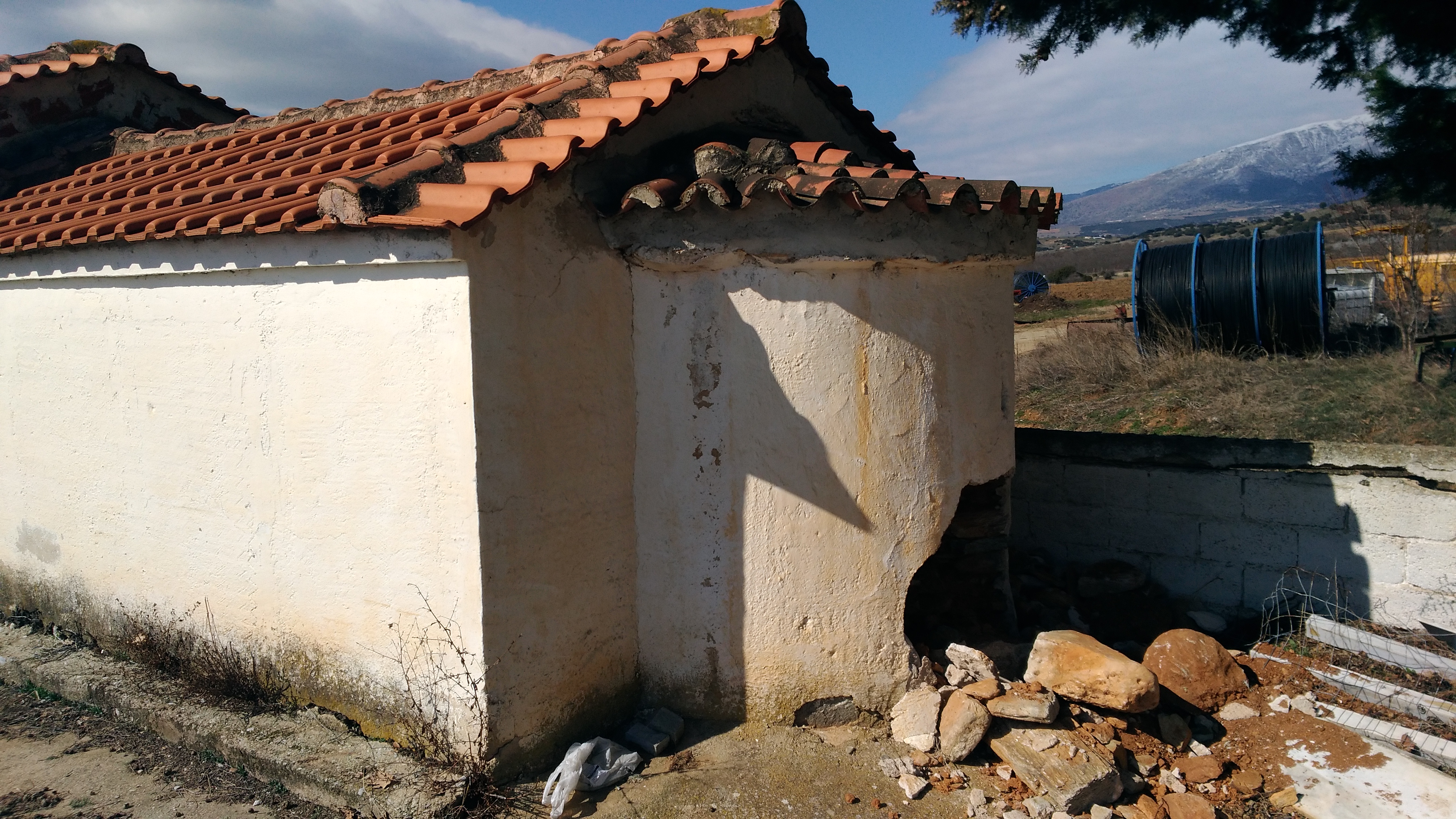 Iερόσυλοι γκρέμισαν τμήμα εκκλησίας στη Δολίχη Ελασσόνας 