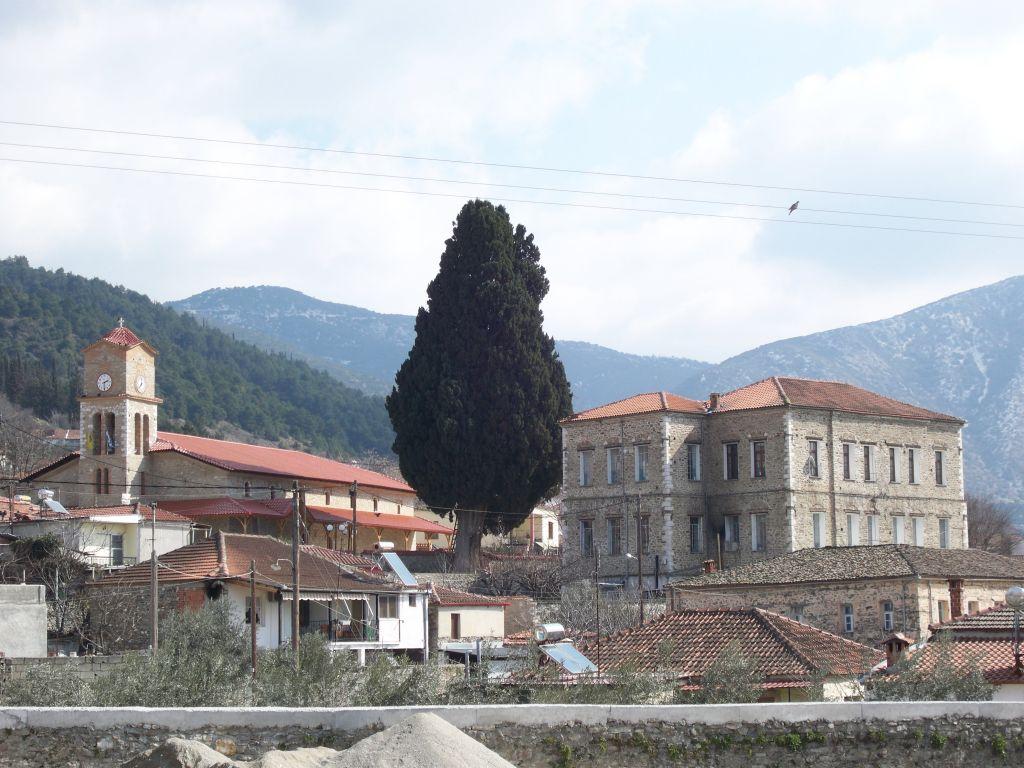 Τσαριτσάνη: Η Οικονόμειος Σχολή, ο πύργος του Μάμτζιου και ο ναός του Αγίου Νικολάου 