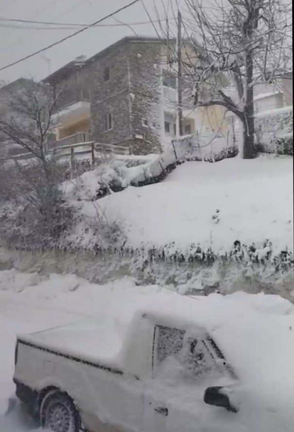 Πυκνή χιονόπτωση στον Κοκκινοπηλό Ολύμπου – Χωρίς ρεύμα από το πρωί