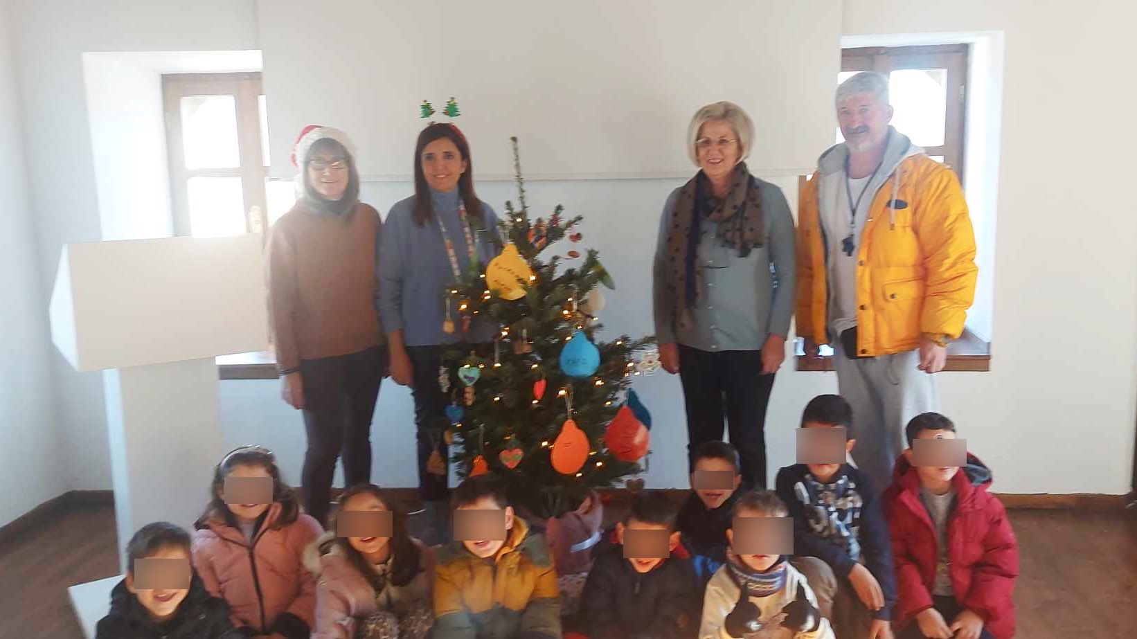 Το "χριστουγεννιάτικο δέντρο" της αρχαιότητας στόλισαν μαθητές στον Πύργο Καραμίχου
