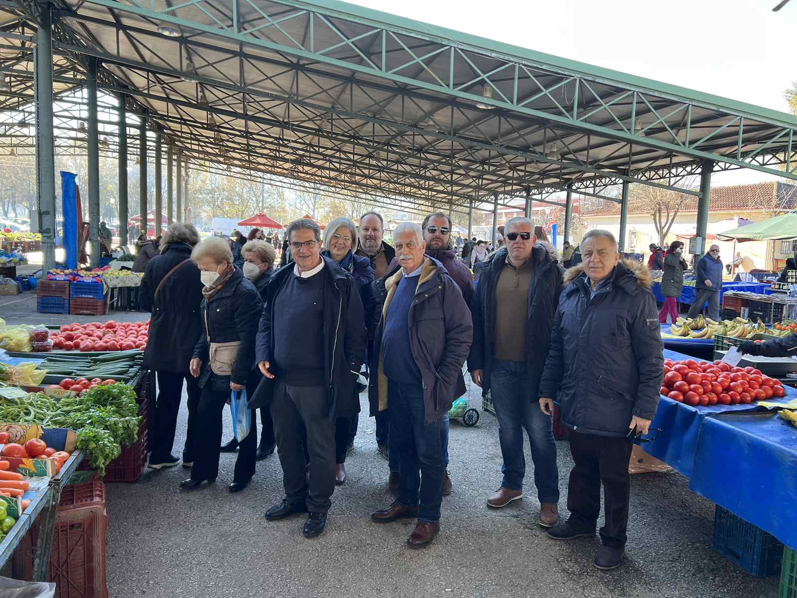Στην αγορά των Φαρσάλων ο Δήμαρχος Μ. Εσκίογλου, αντάλλαξε ευχές με πολίτες