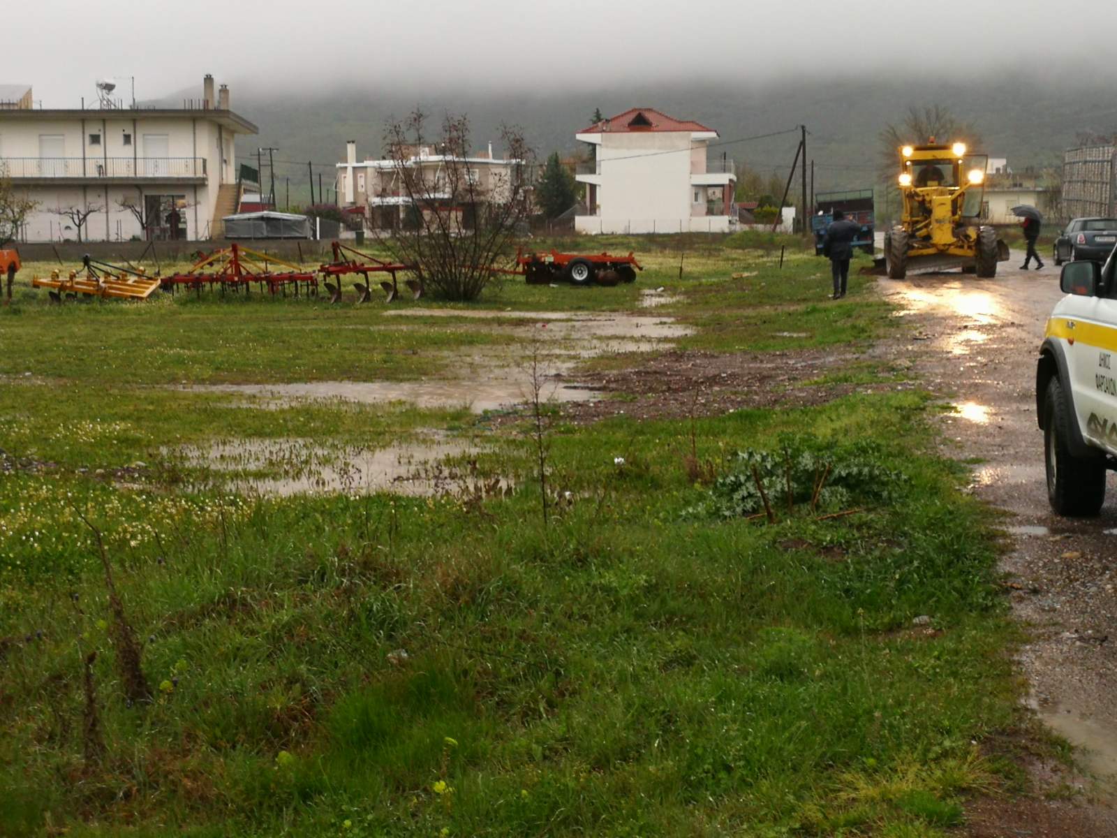 Πλημμυρικά φαινόμενα στα Φάρσαλα - Επιχειρούν μηχανήματα του δήμου  