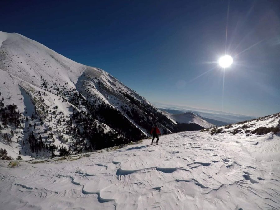 Kατεβαίνοντας με σκι από την κορυφή του Αγ. Αντωνίου στον Ολυμπο (Βίντεο)