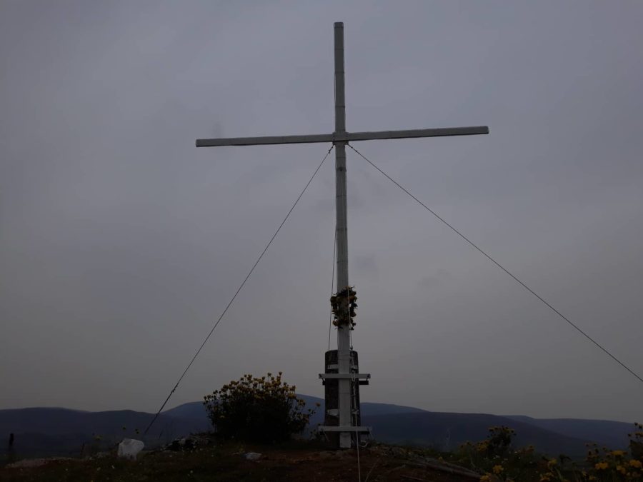 Tοποθέτησαν σταυρό 6 μέτρων σε βουνό των Φαρσάλων 