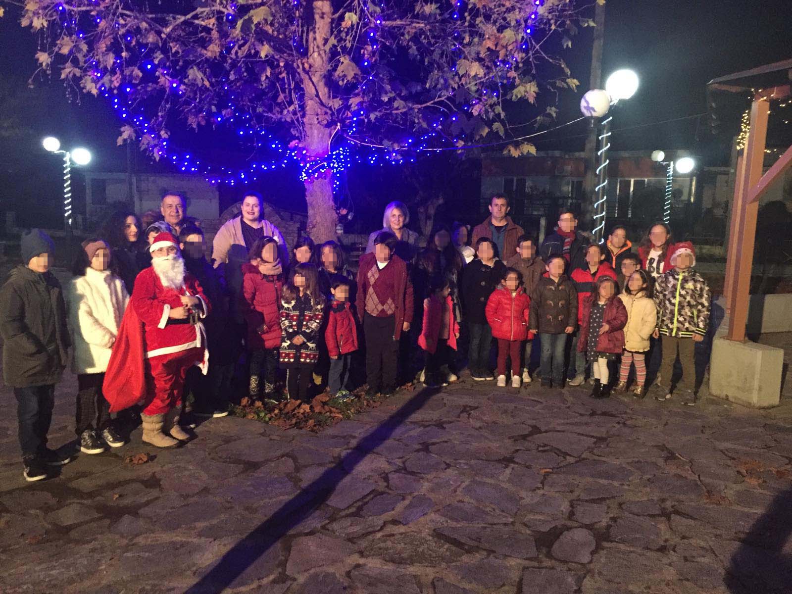 Πλήθος κόσμου στο άναμμα του Χριστουγεννιάτικου δέντρου στο Αχίλλειο Φαρσάλων