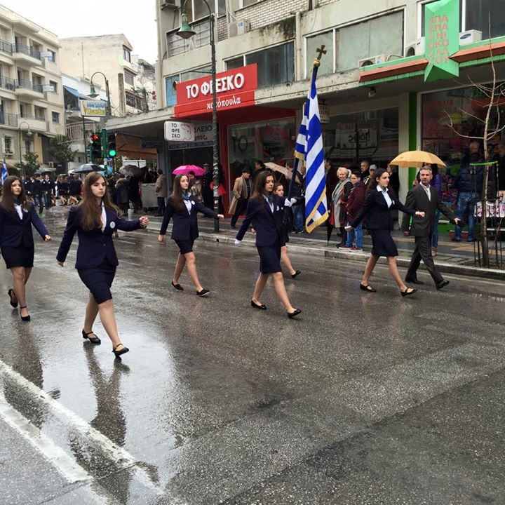 Παρέλαση υπό βροχή στην Λάρισα (ΕΙΚΟΝΕΣ)