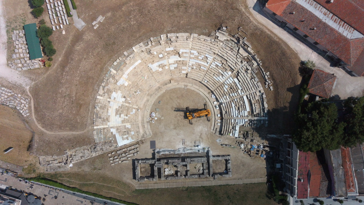 Εφορεία Αρχαιοτήτων Λάρισας: Τοποθετήθηκαν τα νέα μαρμάρινα εδώλια στο Αρχαίο Θέατρο 