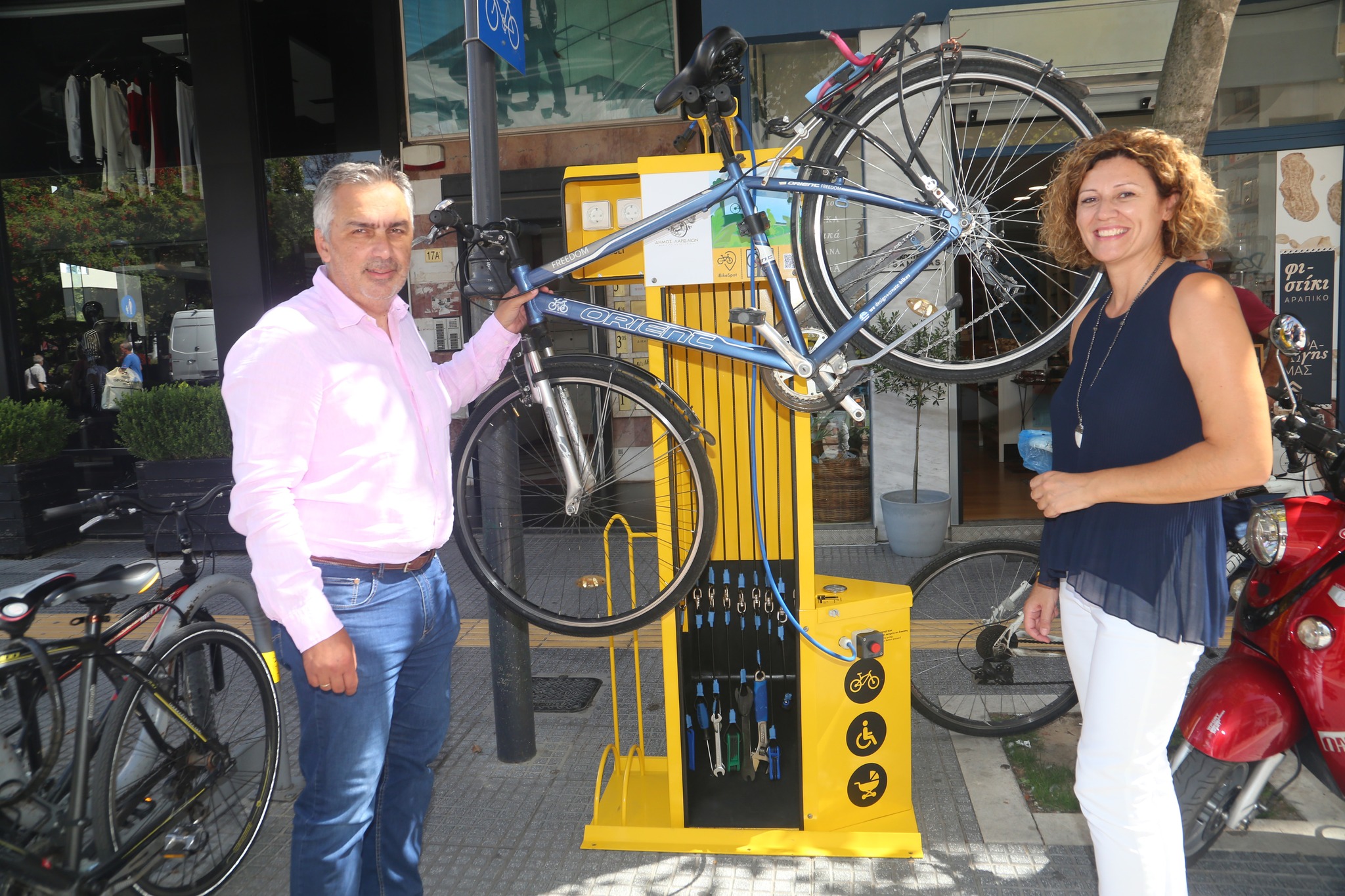 Λάρισα: Εγκαταστάθηκε στο κέντρο της πόλης κοινόχρηστος σταθμός επισκευής ποδηλάτων 