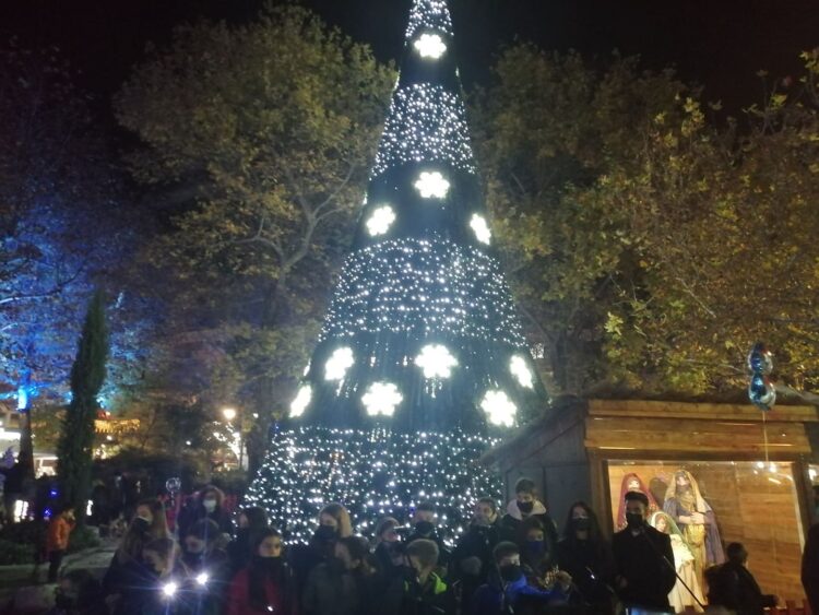 Aναψε το Χριστουγεννιάτικο δέντρο - Καλογιάννης: "Γιορτάζουμε λιτά και διακριτικά" 